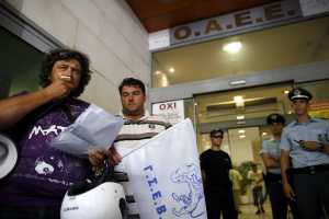 Διαμαρτυρίες σε καταστήματα του ΟΑΕΕ για το Ασφαλιστικό 