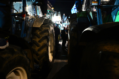 Σε θέση «μάχης» οι αγρότες και εκτός Αθήνας - Κλειστά τα τελωνεία Ευζώνων και Νίκης
