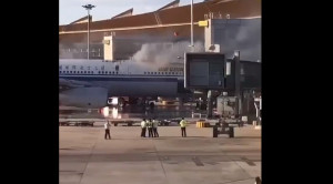 Αεροσκάφος έπιασε φωτιά την ώρα την επιβίβασης - Έντρομοι οι επιβάτες (vids)