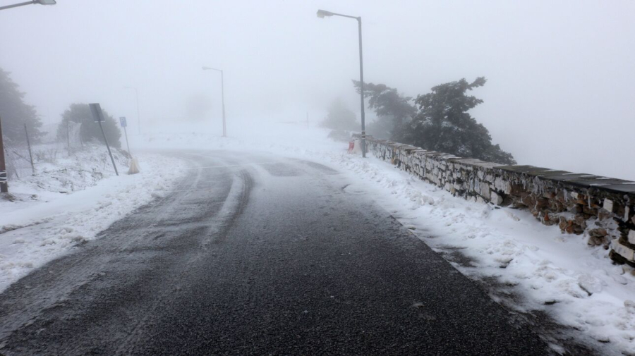 Ο καιρός τρελάθηκε: Χιόνισε στην Πάρνηθα