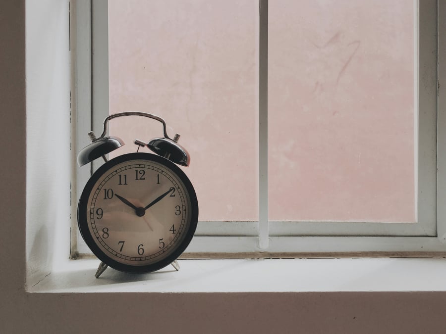 Οι 5 τρόποι που ξυπνούσαν οι άνθρωποι πριν εφευρεθούν τα ξυπνητήρια