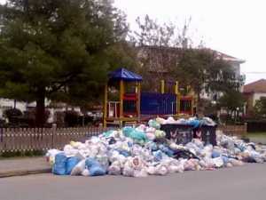 Τρίπολη: Παραμένουν στο δρόμο τα σκουπίδια της πόλης