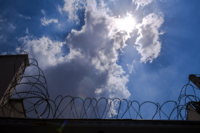 Συνελήφθη σωφρονιστικός υπάλληλος για εισαγωγή ναρκωτικών και κινητών στις φυλακές