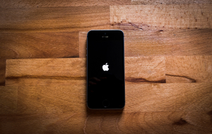 Η Apple προβλέπει ταχύτερη αύξηση των πωλήσεων και μεγάλη ζήτηση για τα iPhone