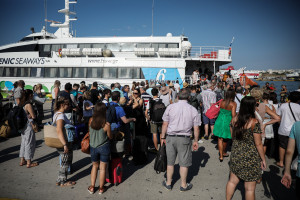 Έξοδος αδειούχων: Το αδιαχώρητο στο λιμάνι του Πειραιά - Παράταση δέκα λεπτών στον απόπλου των πλοίων