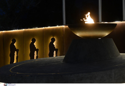 Άναψε η φλόγα στο Μνημείο των Αθανάτων του Έθνους στο στρατόπεδο «Παπάγου»