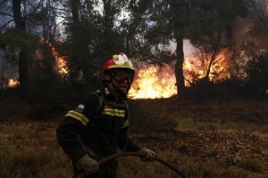 Νέα «εστία» φωτιάς στον Μαραθώνα - Επιχειρούν 20 πυροσβέστες με 10 οχήματα