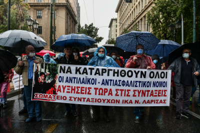 Διαδήλωσαν υπό βροχή οι συνταξιούχοι: «Θα παλέψουμε με συνέπεια - Όχι στα ψίχουλα που μας πετάνε»