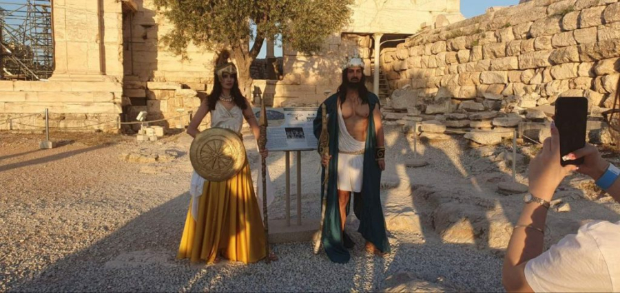Εφορεία Αρχαιοτήτων Πόλης Αθηνών: ΕΔΕ για το περιστατικό με τις αρχαιοελληνικές ενδυμασίες στην Ακρόπολη