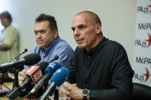 Βαρουφάκης: Ο ΣΥΡΙΖΑ έχοντας «δέσει» τη χώρα στο 4ο μνημόνιο, «στρώνει χαλί» στη ΝΔ