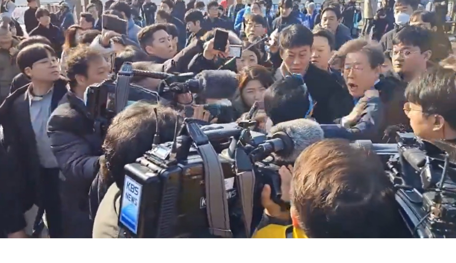 Νότια Κορέα: Απόπειρα δολοφονίας του ηγέτη της αντιπολίτευσης, βίντεο από τη στιγμή που τον καρφώνει στον λαιμό