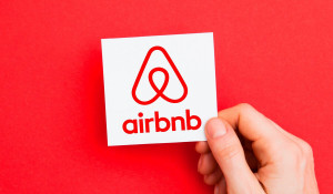 Airbnb: Αλλάζει το σκηνικό - Στροφή στην μακροχρόνια μίσθωση από χιλιάδες ιδιοκτήτες ακινήτων