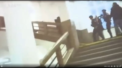 Νέο σοκαριστικό βίντεο: H έφοδος της αστυνομίας κι η στιγμή που εντοπίζεται νεκρός ο μακελάρης της Πράγας
