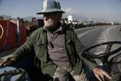 Μπλόκα αγροτών: Κατεβάζουν ρολά στα σύνορα, αποφασίζουν για 24ωρους αποκλεισμούς παντού
