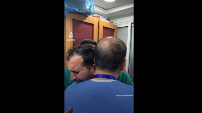 Βίντεο γροθιά στο στομάχι: Παλαιστίνιος γιατρός καταρρέει όταν βλέπει στο νοσοκομείο νεκρούς τον πατέρα και τον αδελφό του