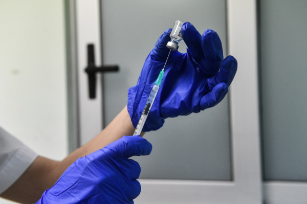 Στο σκαμνί η BioNTech για παρενέργειες από το εμβόλιο κορονοϊού, Γερμανίδα ζητά 150.000 ευρώ
