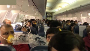 Πλήρωμα αεροπλάνου ξέχασε να ενεργοποιήσει το σύστημα συμπίεσης: Με ματωμένες μύτες και αυτιά κατέληξαν οι επιβάτες (vid)