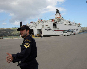 Πτώση οχήματος στο λιμάνι του Πειραιά - Aνδρας ανασύρθηκε νεκρός
