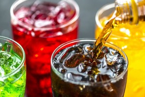 Γιατί οι εταιρείες αναψυκτικών μειώνουν τη ζάχαρη