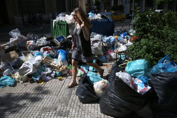 Δύο μεγάλες συγκεντρώσεις συμβασιούχων των ΟΤΑ - Λόφοι τα σκουπίδια στους δρόμους