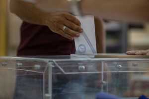 Bild: Δημοσκόπηση δείχνει ντέρμπι στις εκλογές Σεπτεμβρίου