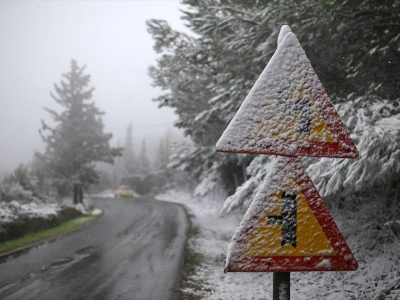 Καιρός: Στην «κατάψυξη» η χώρα - Έπεσαν τα πρώτα χιόνια στην Πάρνηθα - Σε επιφυλακή ο κρατικός μηχανισμός