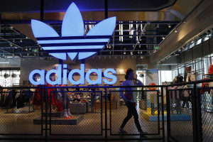 Δάνειο-μαμούθ στην Adidas: 3 δισ. ευρώ από 8 τράπεζες