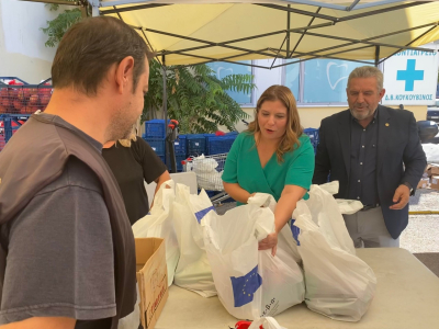 Η Μαρία Συρεγγέλα σε δομή του ΤΕΒΑ στο Ίλιον, μοίρασε τρόφιμα σε πολίτες που έχουν ανάγκη