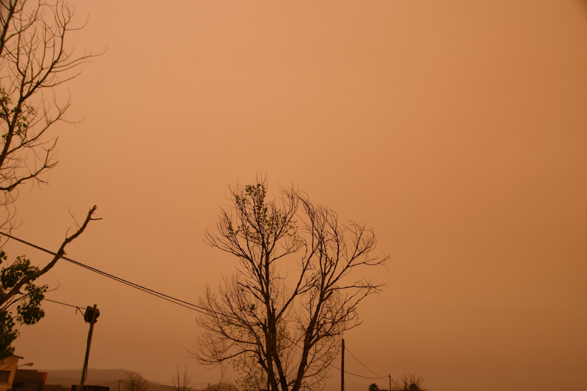 «Πνιγμένη» στην αφρικανική σκόνη η χώρα – Απόκοσμη η εικόνα το ξημέρωμα της Τετάρτης