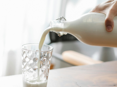 Το μεγάλο λάθος που κάνουμε όταν βάζουμε το γάλα στο ψυγείο, πώς μπορεί να το αλλοιώσει