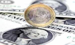 Υποχωρεί το ευρώ πλησιάζει στο ένα προς ένα το δολάριο