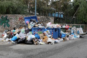 «Λόφοι» τα σκουπίδια στην Θεσσαλονίκη