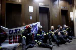Αποχώρησαν οι πυροσβέστες από το υπουργείο - Ετοιμάζουν νέες κινητοποιήσεις