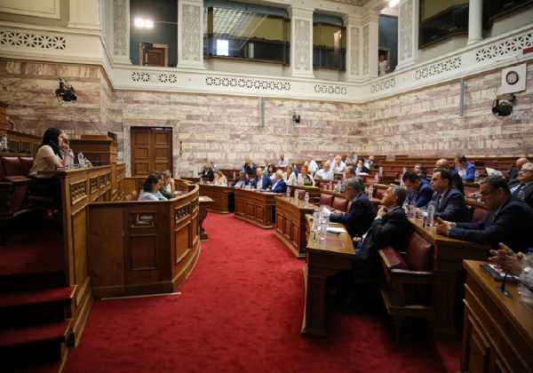Βουλή: Κόντρα κυβέρνησης - ΝΔ για δάνεια κομμάτων και ΜΜΕ
