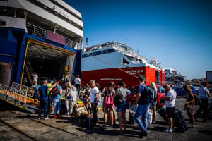 Καταγγελία επιβάτη ότι δέχθηκε επίθεση από λιμενικούς σε πλοίο - Τι απαντάει το Λιμενικό
