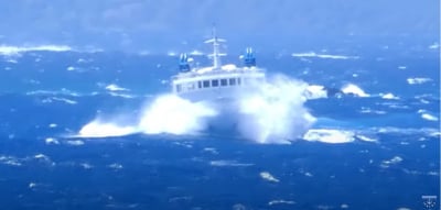 Η σοκαριστική στιγμή που πελώρια κύματα «σκεπάζουν» πλοίο στη Νάξο (βίντεο)