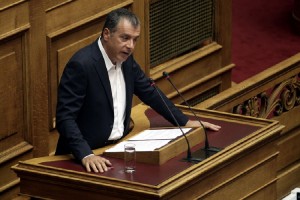 Θεοδωράκης: Οι άλλοι δανείζονται με 1% κι εμείς με πάνω από 4% και πανηγυρίζουμε