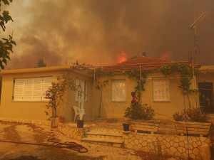 Ζάκυνθος: Εκτός ελέγχου η πυρκαγιά - Εκκενώθηκαν δύο χωριά - Πού απαγορεύεται η κυκλοφορία (pic&amp;vid)