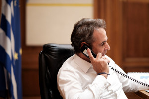 Σε αυτό το «US Government property» τηλέφωνο μίλησε ο Μητσοτάκης με Τραμπ (pics)