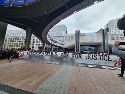 Τέμπη: Οπαδοί του ΠΑΟΚ έξω από το Ευρωκοινοβούλιο σήκωσαν πανό για τους 57 νεκρούς
