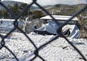 «Πνίγηκαν» στο χιόνι οι σκηνές προσφύγων στη Μόρια της Λέσβου