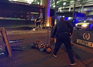 Η στιγμή που αστυνομικοί εξουδετερώνουν τους τζιχαντιστές του Λονδίνου