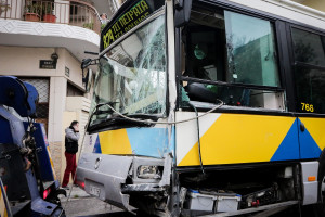 Λεωφορεία συγκρούστηκαν στο Αιγάλεω - Τραυματίστηκαν 21 επιβάτες (vid)