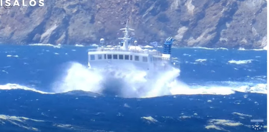 Εντυπωσιακό βίντεο από το Αιγαίο: Ο «Σκοπελίτης» δίνει μάχη με τα κύματα