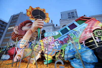 Πατρινό Καρναβάλι 2023: Πάνω από 50.000 καρναβαλιστές στους δρόμους -LIVE η βραδινή ποδαράτη