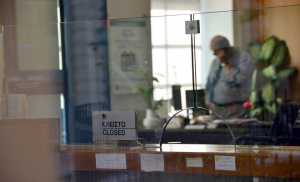 Μαχαίρι 40% στην αποζημίωση των υπαλλήλων σε ΔΕΚΟ και τράπεζες ζητά η Τρόικα