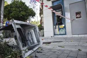 Έκρηξη σε ATM τράπεζας στη Σαλαμίνα- Δεν μπόρεσαν να πάρουν τα χρήματα