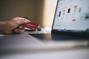Εκτόξευση εβδομαδιαίας καταναλωτικής δαπάνης σε ηλεκτρονικά καταστήματα τον Απρίλιο