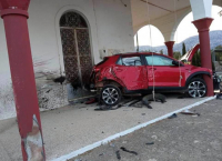 Κρήτη: Αυτοκίνητο «μπήκε» σε εκκλησία, σοβαρό τροχαίο