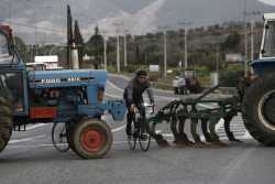 «Απογοητευμένοι» οι αγρότες προχωρούν σε κλιμάκωση των κινητοποιήσεων
